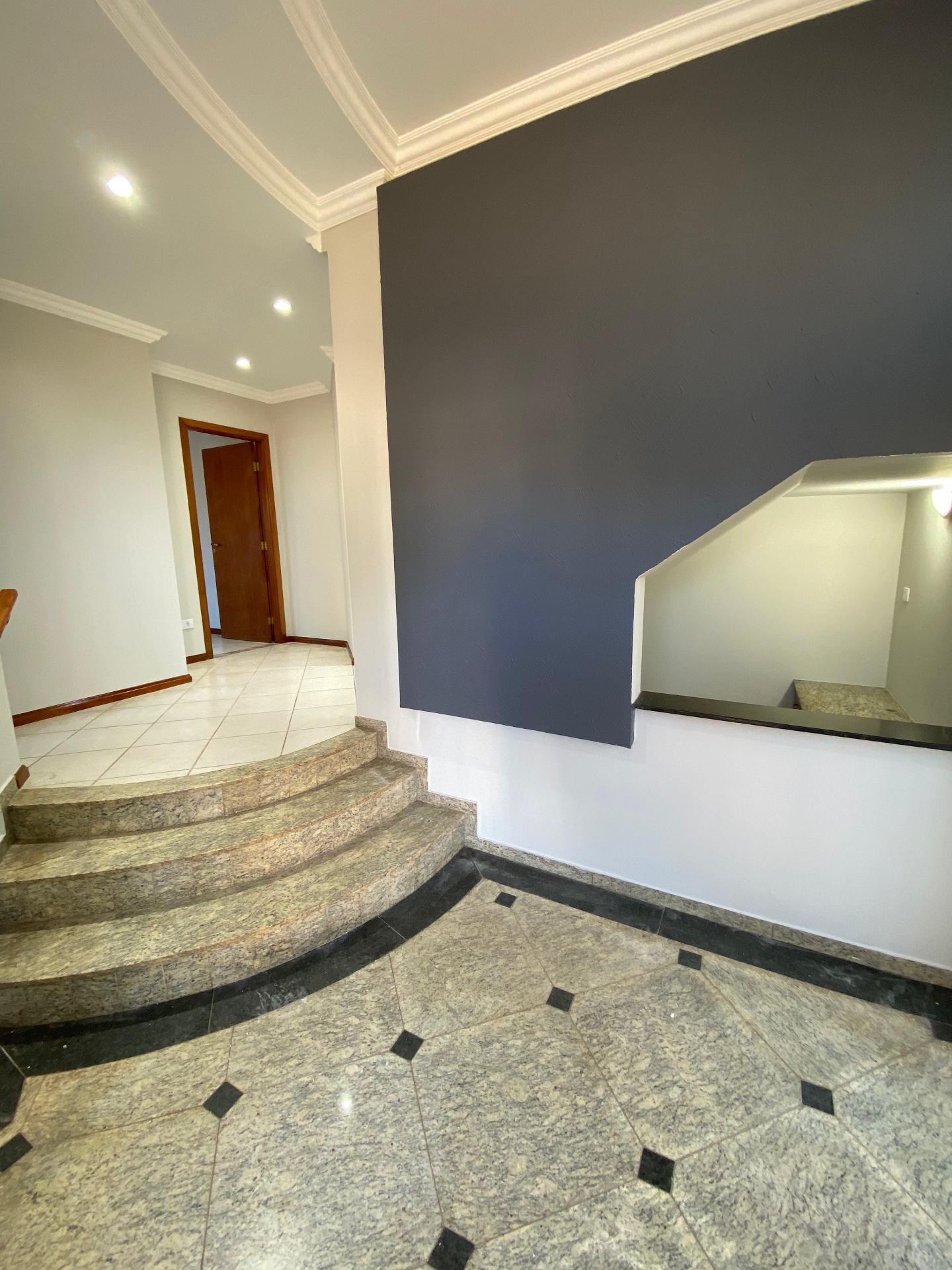 Hall de entrada com escada em granito