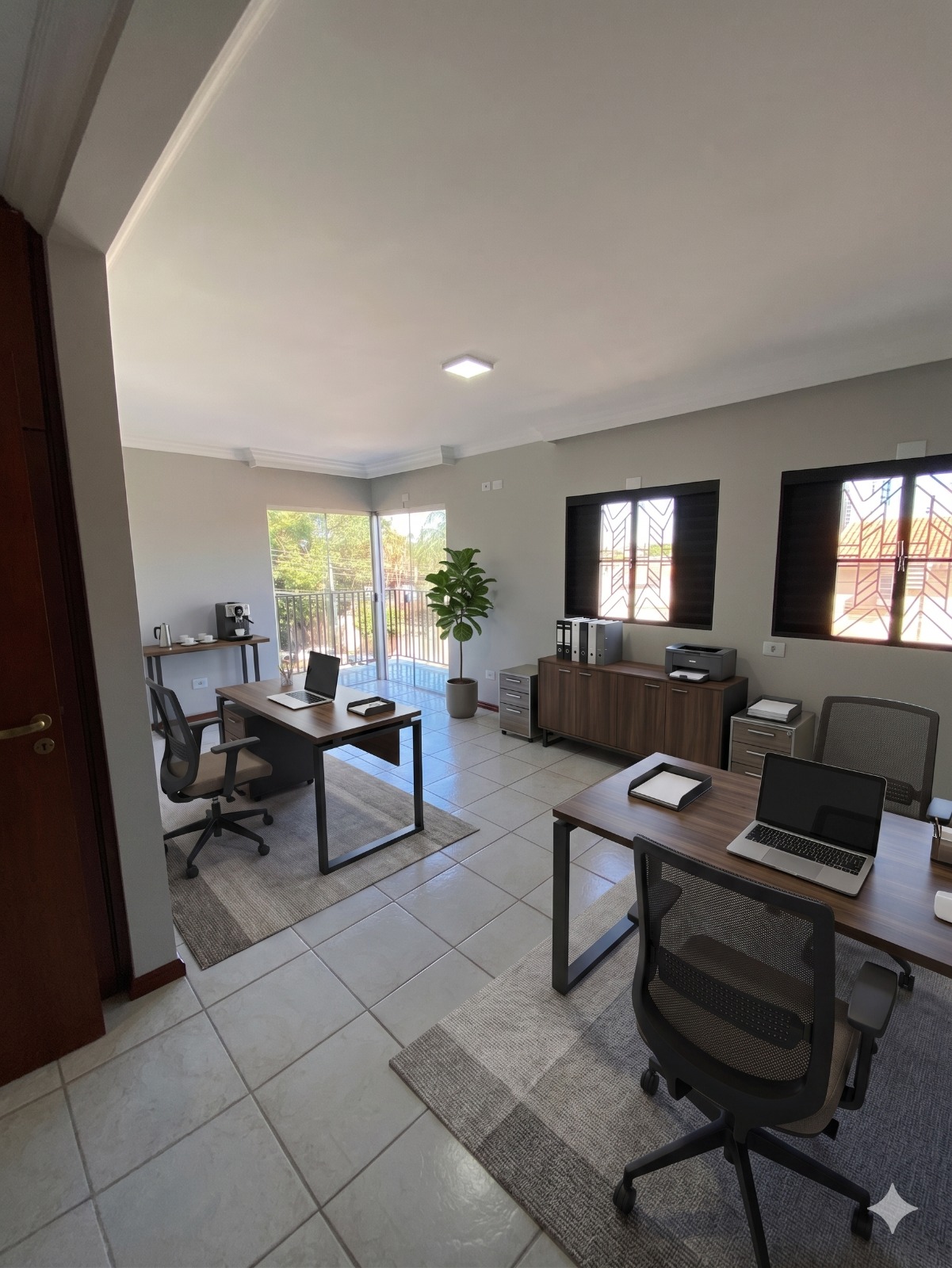 Sala configurada como escritório corporativo