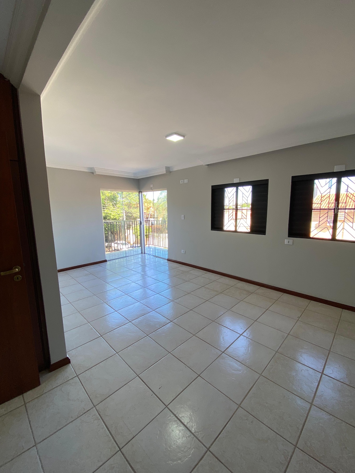 Sala ampla com saída para sacada